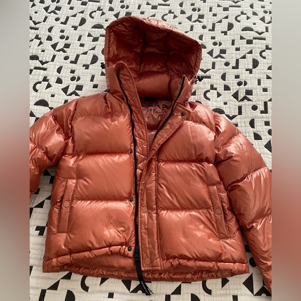 Aritzia shorty super puff coral. Great condition.
